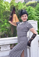 徐娘阿姨的旗袍配上丝袜长靴尽显成熟美韵[18P]