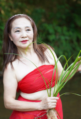 穿着暴露的熟妇户外戏水带你感受清凉一夏[15P]